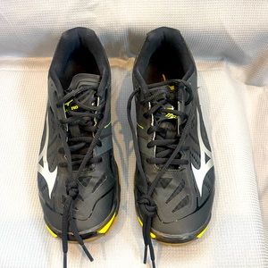 Mizuno wave lightning women’s volleyball shoes, size 8.